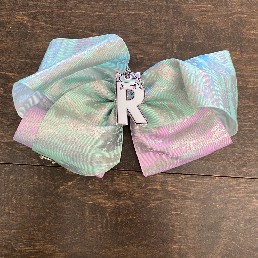 JoJo “R” bow